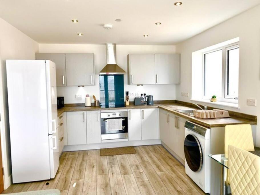 Lovely New 2 Bedroom Condo With Stunning Seaviews Penmaenmawr Zewnętrze zdjęcie