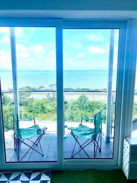 Lovely New 2 Bedroom Condo With Stunning Seaviews Penmaenmawr Zewnętrze zdjęcie