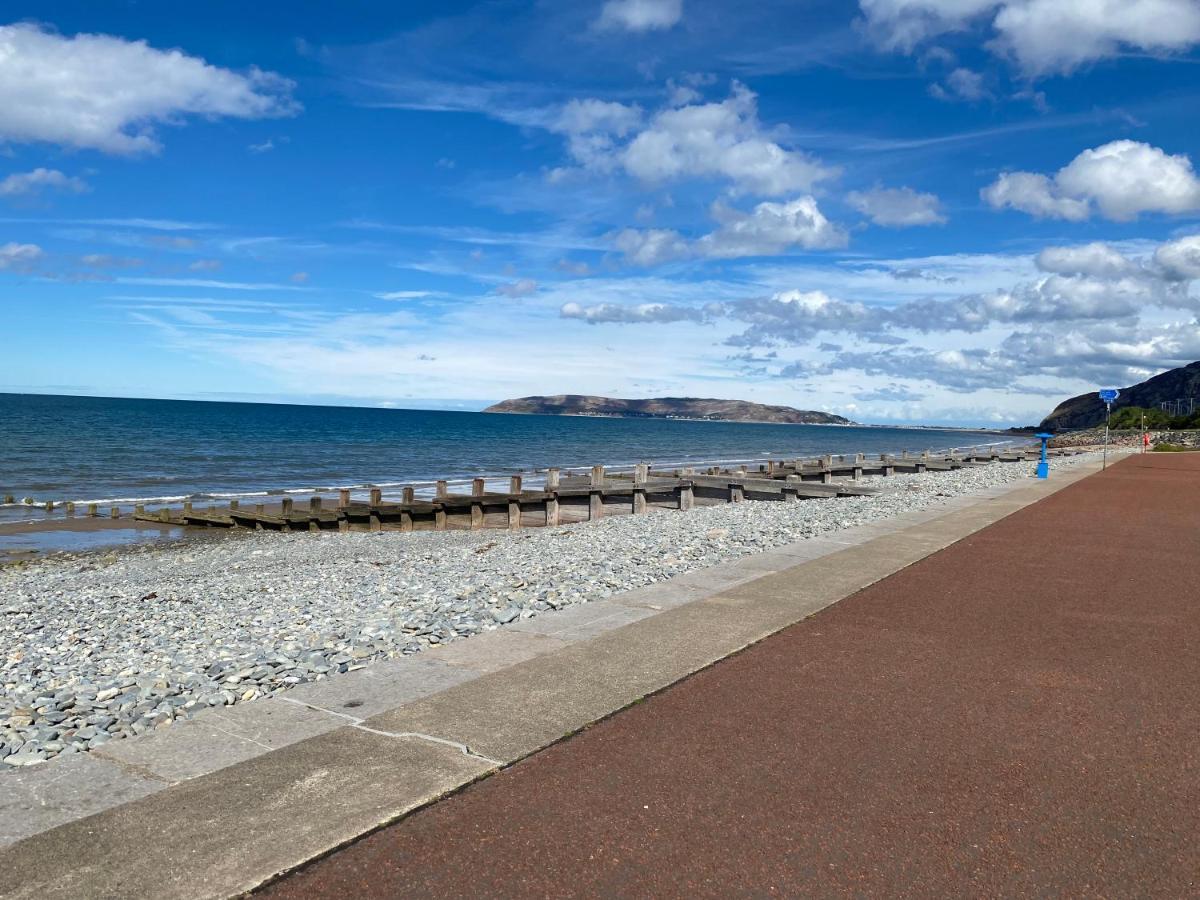 Lovely New 2 Bedroom Condo With Stunning Seaviews Penmaenmawr Zewnętrze zdjęcie