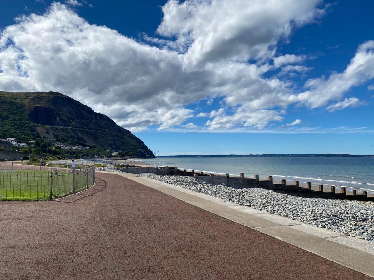 Lovely New 2 Bedroom Condo With Stunning Seaviews Penmaenmawr Zewnętrze zdjęcie