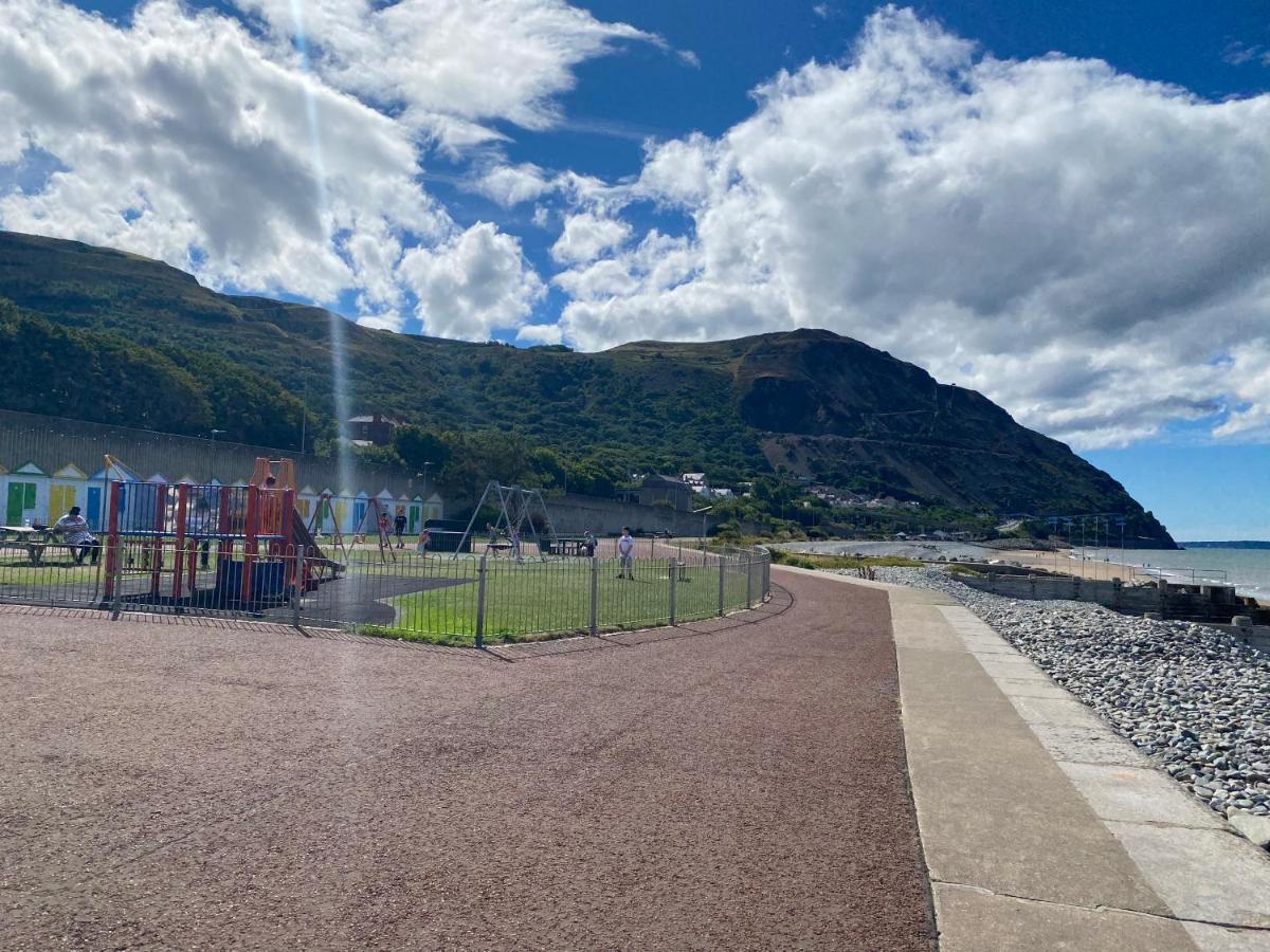 Lovely New 2 Bedroom Condo With Stunning Seaviews Penmaenmawr Zewnętrze zdjęcie